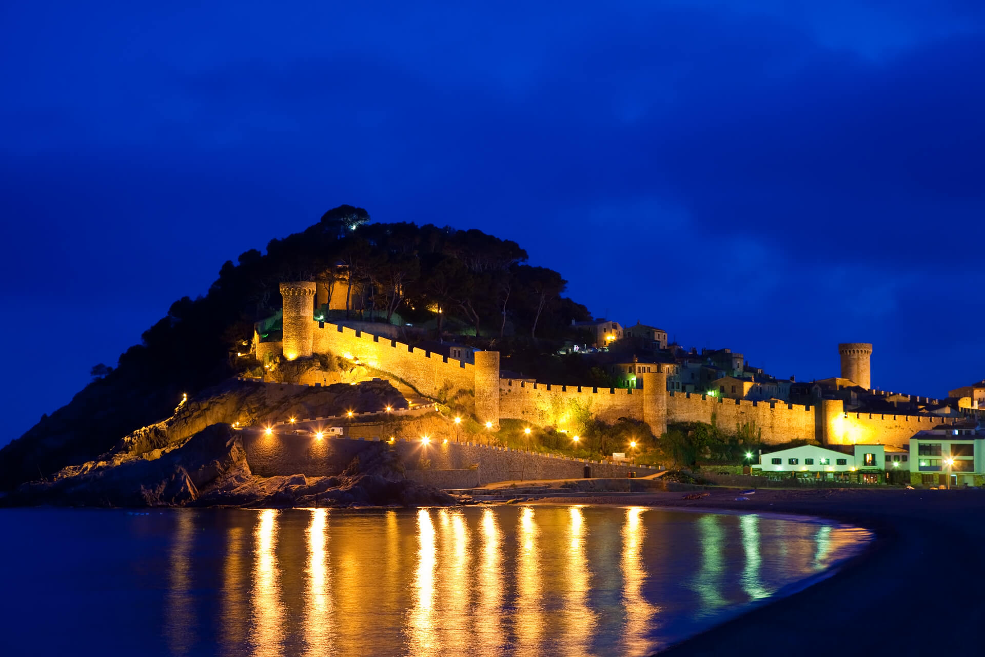 castillo-de-vila-vella-en-la-noche-espana (1)